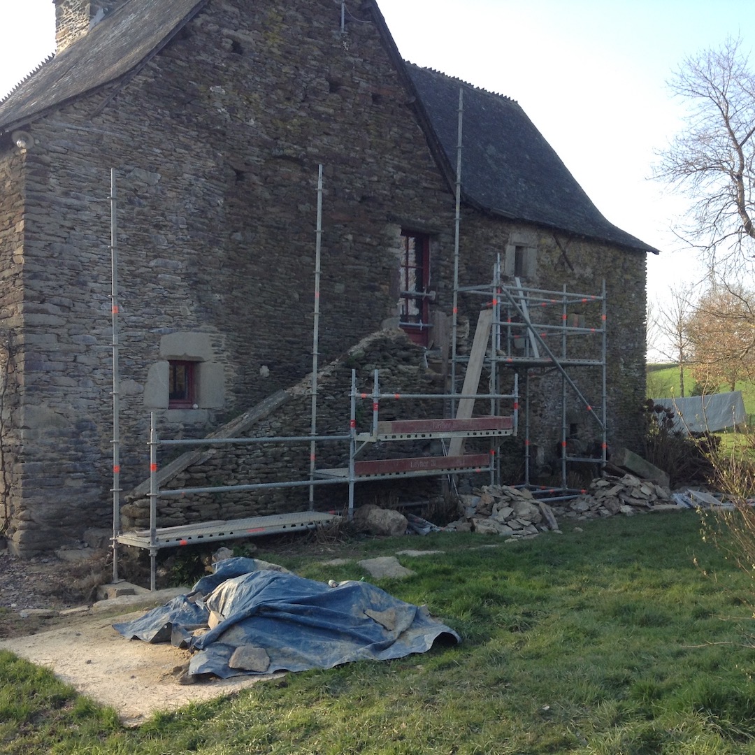 Restauration du pignon achevée, démontage des parties faibles du perron