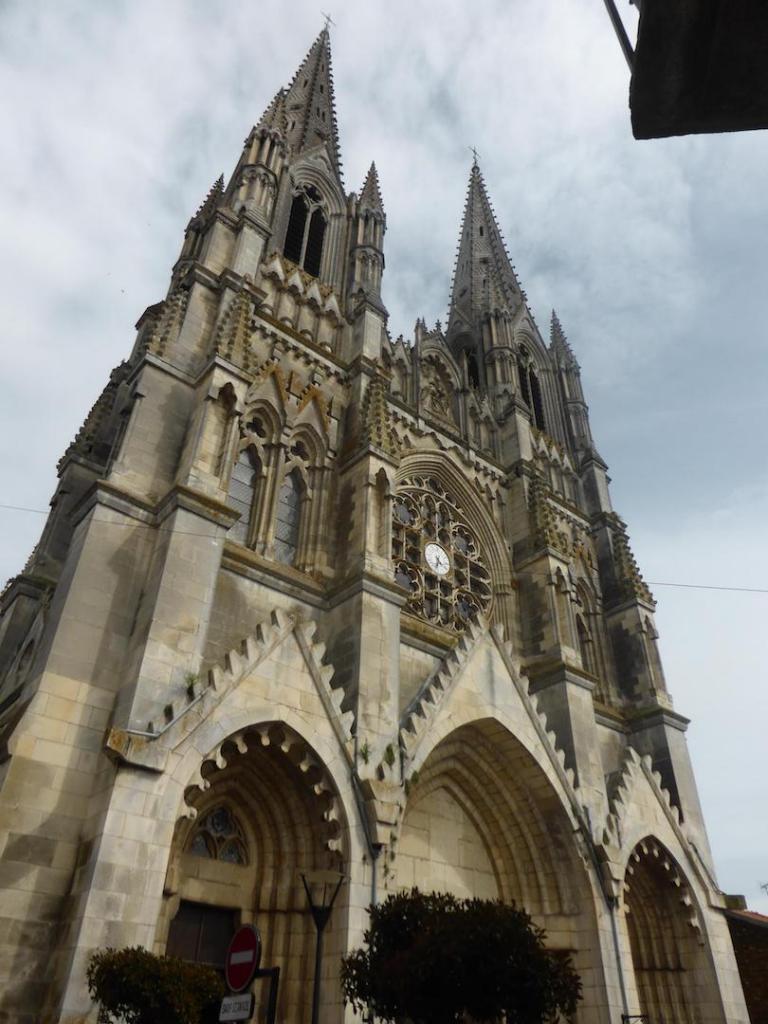 The church without the sculpture around mains entries