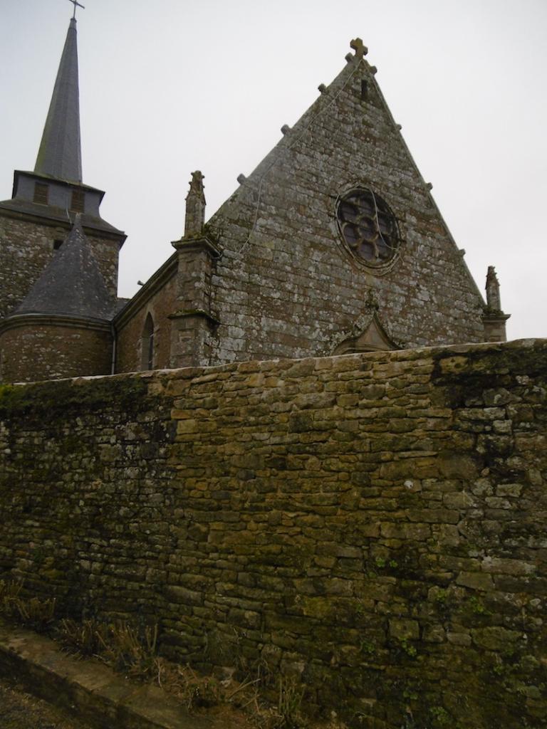 Réparation d'une partie effondrée d'un mur de Molac.