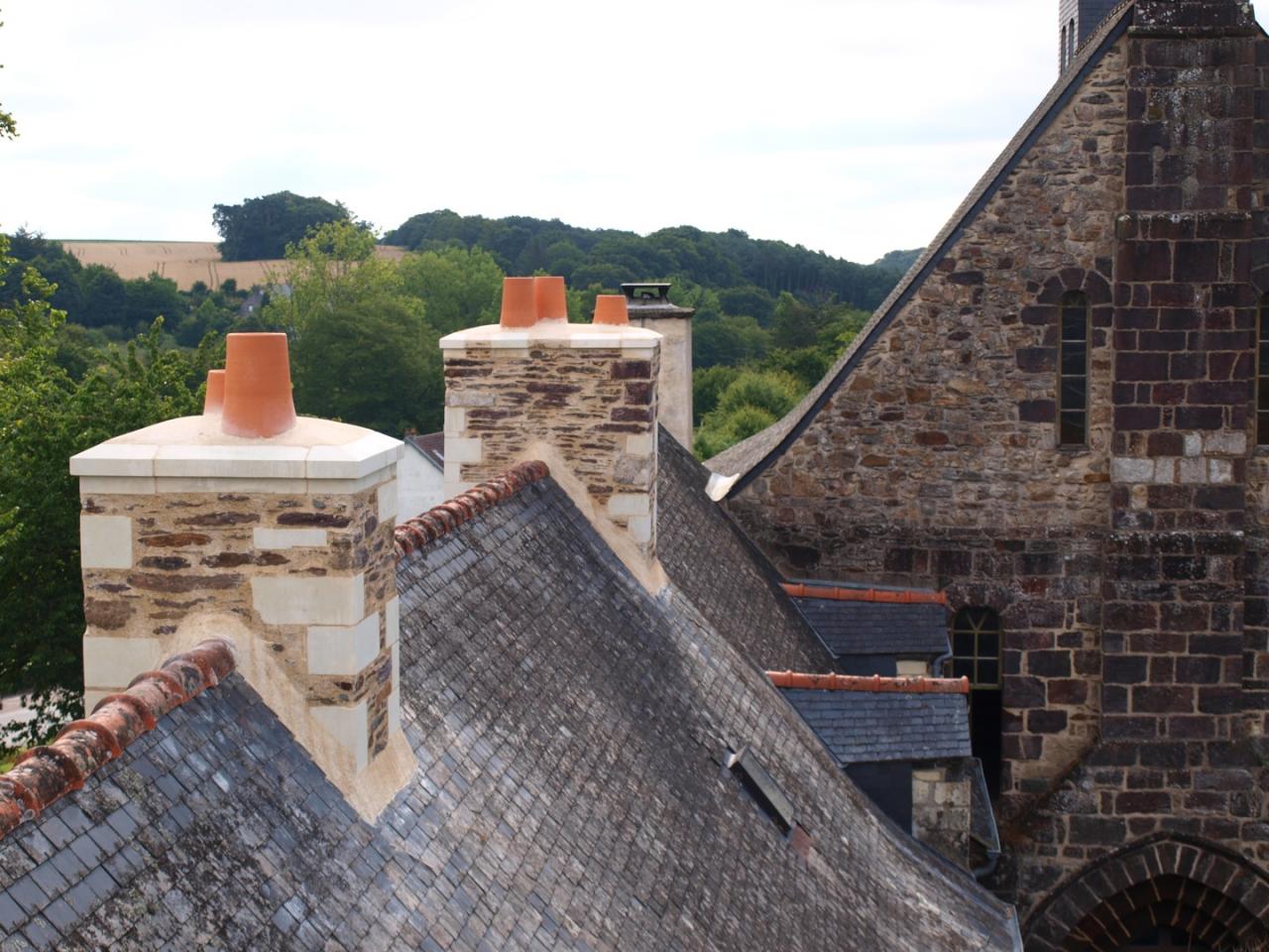 Première cheminée restaurée et recréation dans l'esprit des deux autres souches.