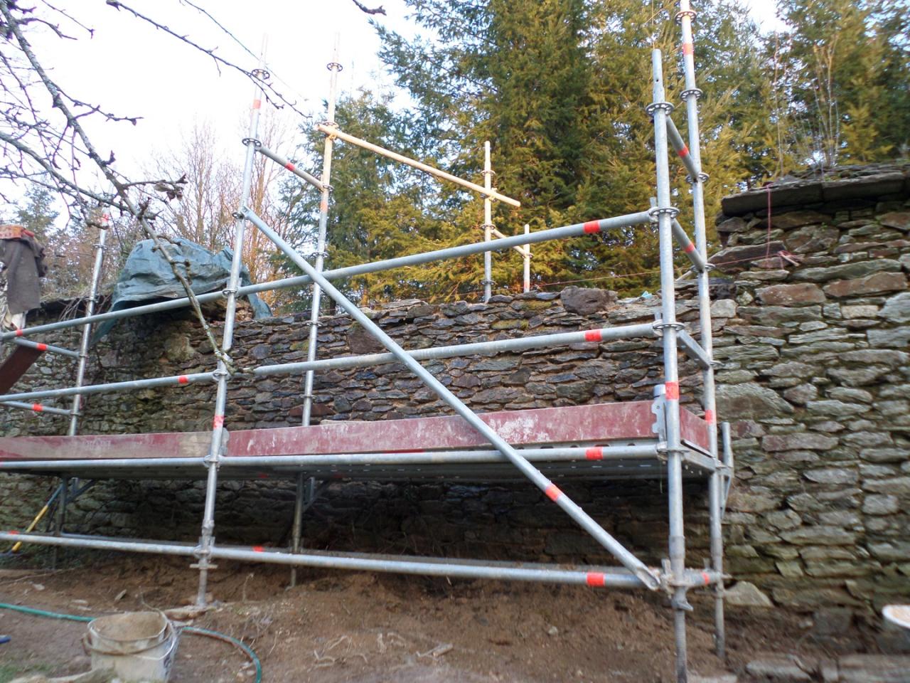 Mur échafaudé en cour de remontage